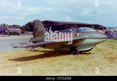 Messerschmitt ME 163 Komet auf dem Great Warbirds Air Display auf dem West Malling Airfield, Kent, Großbritannien, im August 1985. Draußen zu sehen, mit einem Hangar im Hintergrund. Später für Wohnzwecke entwickelt. Der Komet könnte eine Replik sein Stockfoto