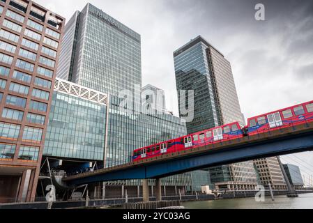 London, Vereinigtes Königreich, 10. Dezember 2015: Fahrerloser docklands-Stadtzug, der moderne Gebäude in london überquert Stockfoto