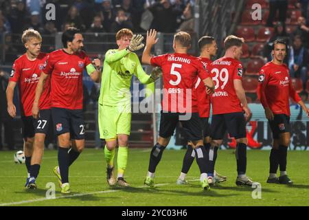 Unterhaching, Deutschland. Oktober 2024. Spieler feiern Konstantin Heide (SpVgg Unterhaching, 01) nach einer Parade, mit Tim Hoops (SpVgg Unterhaching, 27) und Sebastian Maier (SpVgg Unterhaching, 10) und Markus Schwabl (SpVgg Unterhaching, 23), SpVgg Unterhaching vs. TSV 1860 München, Fussball, 3. Liga, 10. Spieltag, Saison 2024/2025, 20.10.2024, DFL-VORSCHRIFTEN VERBIETEN DIE VERWENDUNG VON FOTOS ALS BILDSEQUENZEN, Foto: Eibner-Pressefoto/Jenni Maul Credit: dpa/Alamy Live News Stockfoto