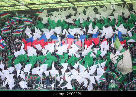 Wien, Österreich. Oktober 2024. WIEN, ÖSTERREICH - 20. OKTOBER: SK Rapid Fans mit Chor während des Admiral Bundesliga-Spiels zwischen SK Rapid und TSV Egger Glas Hartberg im Allianz Stadion am 20. Oktober 2024 in Wien.241020 SEPA 29 041 - 20241020 PD17061 Credit: APA-PictureDesk/Alamy Live News Stockfoto