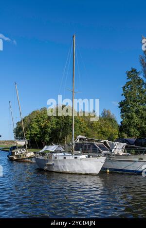 Verlassene und beschädigte Boote auf einem Kanal. Stockfoto