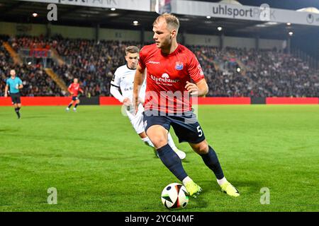 Unterhaching, Deutschland. Oktober 2024. Johannes Geis (Unterhaching, 5) am Ball, 20.10.2024, Unterhaching (Deutschland), Fussball, 3. LIGA, SPVGG UNTERHACHING - TSV 1860 MÜNCHEN, DFB/DFL-VORSCHRIFTEN VERBIETEN JEDE VERWENDUNG VON FOTOGRAFIEN ALS BILDSEQUENZEN UND/ODER QUASI-VIDEO. Quelle: dpa/Alamy Live News Stockfoto