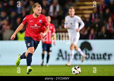 Unterhaching, Deutschland. Oktober 2024. Johannes Geis (Unterhaching, 5) am Ball, 20.10.2024, Unterhaching (Deutschland), Fussball, 3. LIGA, SPVGG UNTERHACHING - TSV 1860 MÜNCHEN, DFB/DFL-VORSCHRIFTEN VERBIETEN JEDE VERWENDUNG VON FOTOGRAFIEN ALS BILDSEQUENZEN UND/ODER QUASI-VIDEO. Quelle: dpa/Alamy Live News Stockfoto