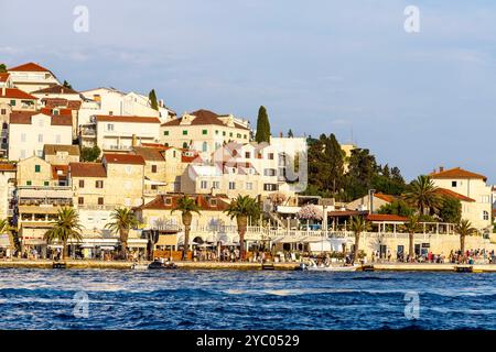 Steinhäuser an einem Hügel und an der Uferpromenade in Hvar Stadt, Insel Hvar, Kroatien Stockfoto