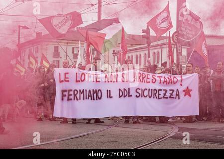 Turin, Italien. Oktober 2024. Hunderte schließen sich der linken Kundgebung gegen das Sicherheitsgesetz an. Gutschriften: M.. Bariona/Alamy Live News Stockfoto