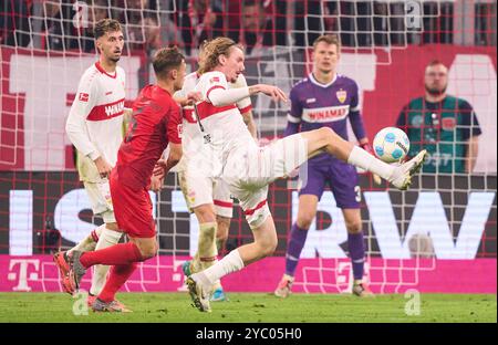 Nick Woltemade, VFB 11 kämpfen um den Ball, Tackling, Duell, Header, zweikampf, Action, Kampf gegen Joshua KIMMICH, FCB 6 im Spiel FC BAYERN MÜNCHEN - VFB STUTTGART 4-0 am 19. Oktober 2024 in München. Saison 2024/2025, 1.Bundesliga, FCB, München, Spieltag 7, 7.Spieltag Fotograf: Peter Schatz - DFL-VORSCHRIFTEN VERBIETEN JEDE VERWENDUNG VON FOTOGRAFIEN als BILDSEQUENZEN und/oder QUASI-VIDEO - Stockfoto