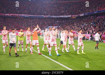 Team VFB mit Fans nach dem Spiel FC BAYERN MÜNCHEN - VFB STUTTGART 4-0 am 19. Oktober 2024 in München. Saison 2024/2025, 1.Bundesliga, FCB, München, Spieltag 7, 7.Spieltag Fotograf: Peter Schatz - DFL-VORSCHRIFTEN VERBIETEN JEDE VERWENDUNG VON FOTOGRAFIEN als BILDSEQUENZEN und/oder QUASI-VIDEO - Stockfoto