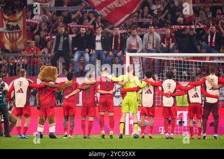 Team FCB feiert den Sieg mit Fans, FCB Maskottchen Bernie, Maskottchen, Kingsley Coman, FCB 11 Joshua KIMMICH, FCB 6 Harry Kane, FCB 9 Manuel NEUER, Torhüter FCB 1 im Spiel FC BAYERN MÜNCHEN - VFB STUTTGART 4-0 am 19. Oktober 2024 in München. Saison 2024/2025, 1.Bundesliga, FCB, München, Spieltag 7, 7.Spieltag Fotograf: Peter Schatz - DFL-VORSCHRIFTEN VERBIETEN JEDE VERWENDUNG VON FOTOGRAFIEN als BILDSEQUENZEN und/oder QUASI-VIDEO - Stockfoto