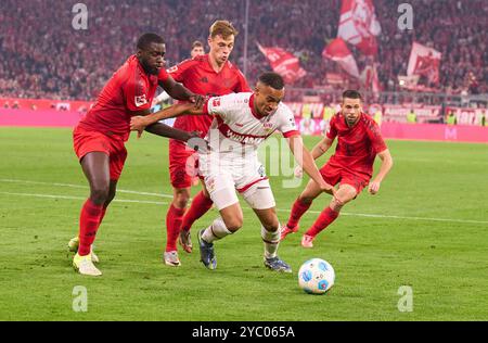 Jamie Leweling, VFB 18 tritt um den Ball, Tackling, Duell, Header, zweikampf, Action, Kampf gegen Dayot Upamecano, FCB 2 Joshua KIMMICH, FCB 6 Raphael Guerreiro, FCB 22 im Spiel FC BAYERN MÜNCHEN - VFB STUTTGART 4-0 am 19. Oktober 2024 in München. Saison 2024/2025, 1.Bundesliga, FCB, München, Spieltag 7, 7.Spieltag Fotograf: Peter Schatz - DFL-VORSCHRIFTEN VERBIETEN JEDE VERWENDUNG VON FOTOGRAFIEN als BILDSEQUENZEN und/oder QUASI-VIDEO - Stockfoto