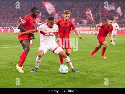 Jamie Leweling, VFB 18 tritt um den Ball, Tackling, Duell, Header, zweikampf, Action, Kampf gegen Dayot Upamecano, FCB 2 Joshua KIMMICH, FCB 6 Raphael Guerreiro, FCB 22 im Spiel FC BAYERN MÜNCHEN - VFB STUTTGART 4-0 am 19. Oktober 2024 in München. Saison 2024/2025, 1.Bundesliga, FCB, München, Spieltag 7, 7.Spieltag Fotograf: Peter Schatz - DFL-VORSCHRIFTEN VERBIETEN JEDE VERWENDUNG VON FOTOGRAFIEN als BILDSEQUENZEN und/oder QUASI-VIDEO - Stockfoto