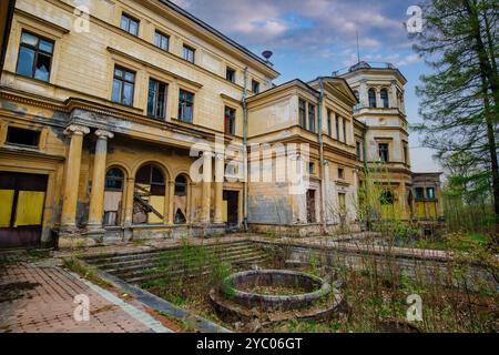 Alte Ruine verlassener Palast des Großfürsten Michail Nikolajewitsch Romanov. Schloss Michailowka in Peterhof. Stockfoto
