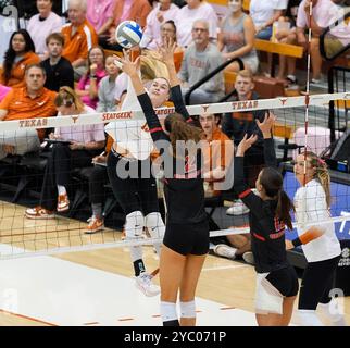 Austin, Texas, USA. Oktober 2024. Texas Outside-Hitter Jenna Wenaas (13) am 20. Oktober 2024, um während eines NCAA-Volleyballspiels zwischen Texas und Georgia in Austin, Texas, anzugreifen. (Kreditbild: © Scott Coleman/ZUMA Press Wire) NUR REDAKTIONELLE VERWENDUNG! Nicht für kommerzielle ZWECKE! Stockfoto