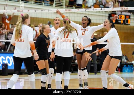 Austin, Texas, USA. Oktober 2024. Die Texas Longhorns feiern einen Punkt während eines NCAA-Volleyballspiels zwischen Texas und Georgia am 20. Oktober 2024 in Austin, Texas. (Kreditbild: © Scott Coleman/ZUMA Press Wire) NUR REDAKTIONELLE VERWENDUNG! Nicht für kommerzielle ZWECKE! Stockfoto