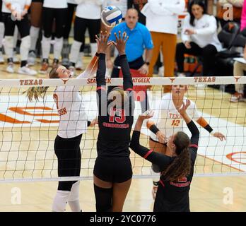 Austin, Texas, USA. Oktober 2024. Der Texas-Setter Averi Carlson (17) und die Georgia Outside-Hitterin Bianna Muoneke (13) kämpfen am 20. Oktober 2024 bei einem NCAA-Volleyballspiel in Austin, Texas. (Kreditbild: © Scott Coleman/ZUMA Press Wire) NUR REDAKTIONELLE VERWENDUNG! Nicht für kommerzielle ZWECKE! Stockfoto