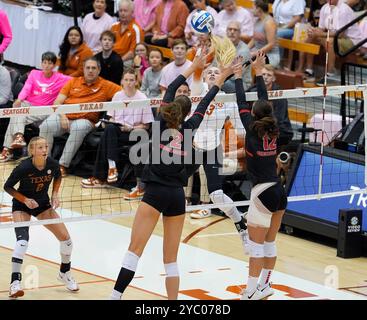 Austin, Texas, USA. Oktober 2024. Texas Outside-Hitter Jenna Wenaas (13) am 20. Oktober 2024, um während eines NCAA-Volleyballspiels zwischen Texas und Georgia in Austin, Texas, anzugreifen. (Kreditbild: © Scott Coleman/ZUMA Press Wire) NUR REDAKTIONELLE VERWENDUNG! Nicht für kommerzielle ZWECKE! Stockfoto