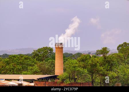 Anicuns, Goias, Brasilien – 20. Oktober 2024: Detail eines Fabrikschornsteins, der Rauch in die Umwelt ausstößt. Stockfoto