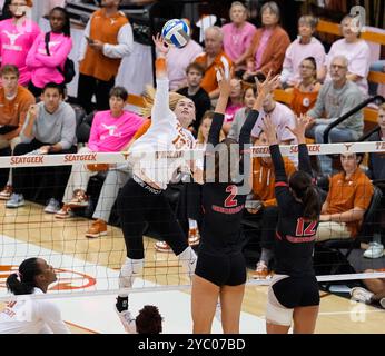 Austin, Texas, USA. Oktober 2024. Texas Outside-Hitter Jenna Wenaas (13) am 20. Oktober 2024, um während eines NCAA-Volleyballspiels zwischen Texas und Georgia in Austin, Texas, anzugreifen. (Kreditbild: © Scott Coleman/ZUMA Press Wire) NUR REDAKTIONELLE VERWENDUNG! Nicht für kommerzielle ZWECKE! Stockfoto