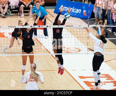 Austin, Texas, USA. Oktober 2024. Georgia vor der Hitterin Bianna Muoneke (13) am Netz, um einen Angriff von Texas gegenüber Hitter Reagan Rutherford (10) während eines NCAA-Volleyballspiels in Austin, Texas, am 20. Oktober 2024 abzuwehren. (Kreditbild: © Scott Coleman/ZUMA Press Wire) NUR REDAKTIONELLE VERWENDUNG! Nicht für kommerzielle ZWECKE! Stockfoto