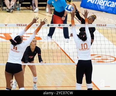 Austin, Texas, USA. Oktober 2024. Georgia Outside-Hitlerin Bianna Muoneke (13) am 20. Oktober 2024, um während eines NCAA-Volleyballspiels zwischen Texas und Georgia in Austin, Texas, anzugreifen. (Kreditbild: © Scott Coleman/ZUMA Press Wire) NUR REDAKTIONELLE VERWENDUNG! Nicht für kommerzielle ZWECKE! Stockfoto