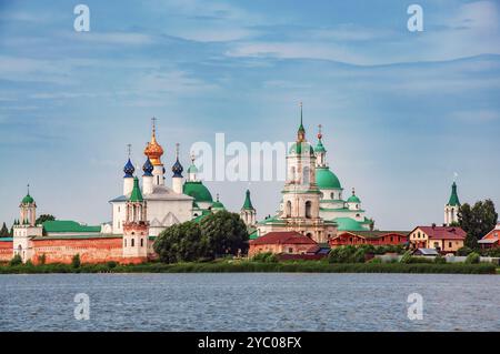 Panorama des Klosters Spaso-Jakowlevski Dimitriev. Blick vom See Nero an einem sonnigen Sommertag. Rostov Veliky, Russland. 13.-18. Jahrhundert. Stockfoto