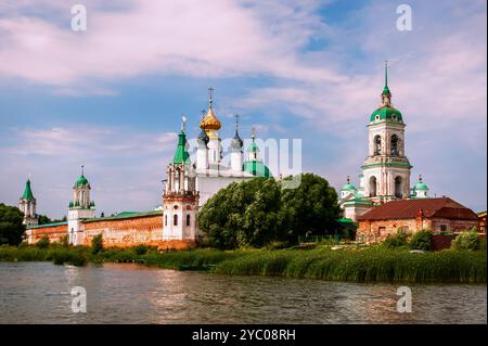 Panorama des Klosters Spaso-Jakowlevski Dimitriev. Blick vom See Nero an einem sonnigen Sommertag. Rostov Veliky, Russland. 13.-18. Jahrhundert. Stockfoto