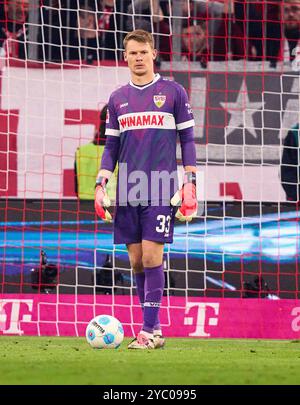 Alexander Nuebel, Nuebel, VFB 33 Torwart im Spiel FC BAYERN MÜNCHEN - VFB STUTTGART 4-0 am 19. Oktober 2024 in München. Saison 2024/2025, 1.Bundesliga, FCB, München, Spieltag 7, 7.Spieltag Fotograf: ddp Images/STAR-Images - DFL-VORSCHRIFTEN VERBIETEN JEDE VERWENDUNG VON FOTOS als BILDSEQUENZEN und/oder QUASI-VIDEO - Credit: ddp Media GmbH/Alamy Live News Stockfoto