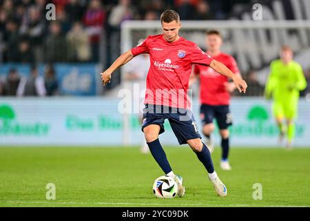 Unterhaching, Deutschland. Oktober 2024. Sebastian Maier (Unterhaching, 10) am Ball, 20.10.2024, Unterhaching (Deutschland), Fussball, 3. LIGA, SPVGG UNTERHACHING - TSV 1860 MÜNCHEN, DFB/DFL-VORSCHRIFTEN VERBIETEN JEDE VERWENDUNG VON FOTOGRAFIEN ALS BILDSEQUENZEN UND/ODER QUASI-VIDEO. Quelle: dpa/Alamy Live News Stockfoto