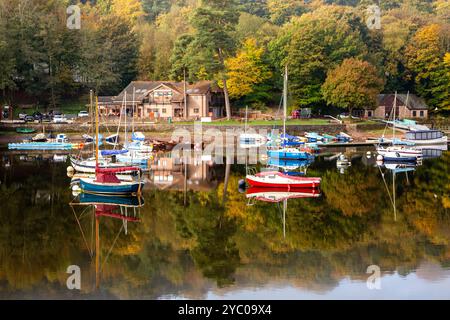 Rudyard Lake Reservoir in den Staffordshire Moorlands bei Leek mit Segelbooten im Herbst Stockfoto