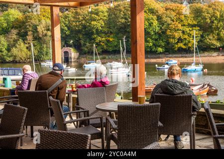 Die Leute sitzen im Café am Ufer des Rudyard Lake Staffordshire, einem Reservoir, das den Caldon-Kanal versorgt Stockfoto