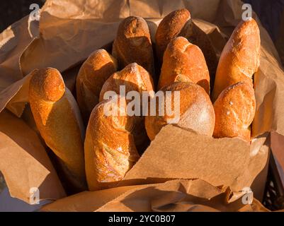 Am frühen Morgen erstrahlen frisch gebackene französische Baguettes auf einem lokalen Markt im Freien Stockfoto