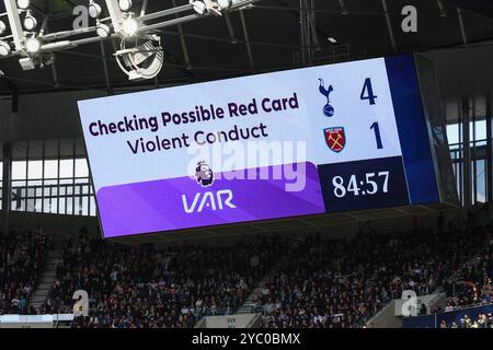 London, Großbritannien. Oktober 2024. VAR Check wird am 19. Oktober 2024 während des Spiels Tottenham Hotspur FC gegen West Ham United FC English Premier League im Tottenham Hotspur Stadium, London, England, Vereinigtes Königreich angezeigt. Credit: Every Second Media/Alamy Live News Stockfoto