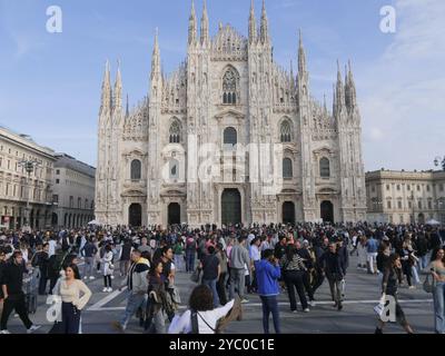 Schönes Wetter und steigende Temperaturen auf der Piazza Duomo Mailand. Viele Touristen drängen sich auf dem Platz und in den Straßen der Stadt. Stockfoto