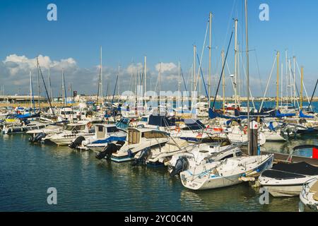 Vila Real de Santo Antonio, Portugal, 13. Oktober 2024. Yachten und Segelboote vor Anker im ruhigen Wasser eines Yachthafens unter einem klaren blauen Himmel. Stockfoto