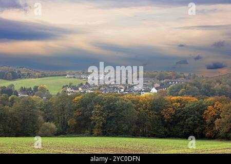 Kulturlandschaften in Nordrhein-Westfalen eine herbstliche Kulturlandschaft mit Wiesen, Weiden und Wald sowie landwirtschaftliche Nutzflächen weit außerhalb des Ruhrgebiets zwischen Velbert und Wuppertal Nordrhein-Westfalen Deutschland Bergisches Land *** Kulturlandschaften in Nordrhein-Westfalen eine herbstliche Kulturlandschaft mit Wiesen, Weiden und Wald sowie landwirtschaftlichen Flächen weit außerhalb des Ruhrgebiets zwischen Velbert und Wuppertal Velbert Wuppertal Nordrhein-Westfalen Nordrhein-Westfalen Stockfoto