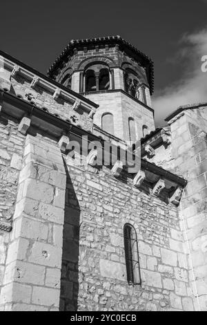 Frankreich, Region Auvergne-Rhone-Alpes, Thuret (Département Puy-de-Dome), Kirche Saint-Martin mit ungewöhnlichem achteckigen Glockenturm Stockfoto