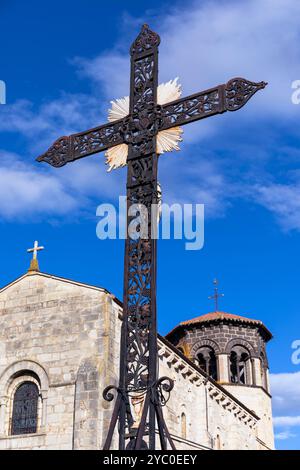 Frankreich, Region Auvergne-Rhone-Alpes, Thuret (Département Puy-de-Dome), Kirche Saint-Martin mit kunstvollem Metallkreuz Stockfoto