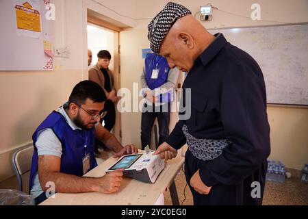 Duhok, Irak. Oktober 2024. Ein kurdischer Wähler meldet sich für die Parlamentswahlen in einem Wahllokal in Duhok in der autonomen Region Kurdistan im Irak an. Ursprünglich für zwei Jahre vorgesehen, wurde die Abstimmung aufgrund von Streitigkeiten zwischen den beiden historischen Parteien der Region, der Kurdischen Demokratischen Partei (KDP/PDK) und der Patriotischen Union Kurdistans (PUK), viermal verschoben. (Foto: Ismael Adnan/SOPA Images/SIPA USA) Credit: SIPA USA/Alamy Live News Stockfoto