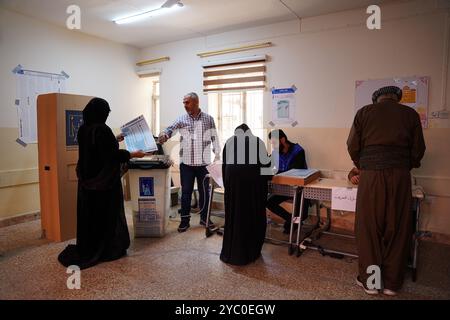 Duhok, Irak. Oktober 2024. Eine kurdische Wählerin gibt ihre Stimme während der Parlamentswahlen in einem Wahlhaus in Duhok in der autonomen Region Kurdistan ab. Ursprünglich für zwei Jahre vorgesehen, wurde die Abstimmung aufgrund von Streitigkeiten zwischen den beiden historischen Parteien der Region, der Kurdischen Demokratischen Partei (KDP/PDK) und der Patriotischen Union Kurdistans (PUK), viermal verschoben. (Foto: Ismael Adnan/SOPA Images/SIPA USA) Credit: SIPA USA/Alamy Live News Stockfoto