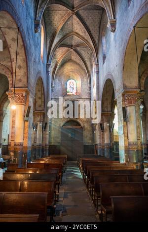 Frankreich, Region Auvergne-Rhone-Alpes, Thuret (Département Puy-de-Dome), die Kirche Saint-Martin mit Sonneneinstrahlung über das Schiff Stockfoto