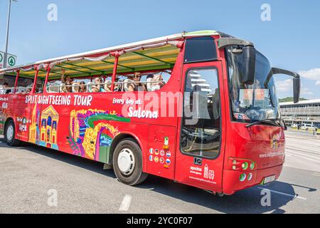 Split Kroatien, Hafen von Split Luka Split, Abfahrt roten Sightseeing Bus, rote Open Air, Passagiere Fahrer, Männer Frauen Familien, verlassen Tagesausflug Land excu Stockfoto