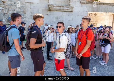 Split Kroatien, Altstadt, Giardin Strossmayer Park, nahe der Außenseite des nördlichen Goldenen Tors, Zlatna vrata Porta Aurea, Diokletian Palast, Teenager Jungen Gestüt Stockfoto