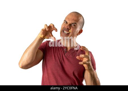 48-jähriger brasilianischer Mann, mit Blick auf die Kamera und einem beleuchteten Streichholz im Mund 8. Stockfoto