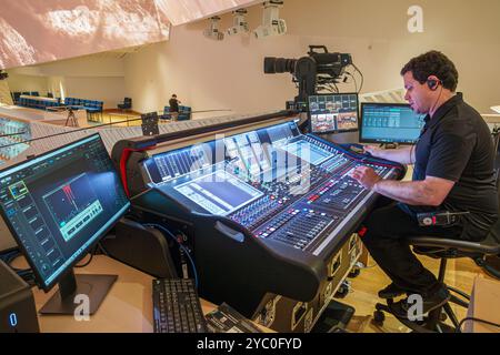 Neues World Symphony NWS Center Center, Architekt Frank Gehry, Innenraum, Tonbeleuchtung, Videotechniker, Steuertafel, Mann arbeitet, Michael Tilson Th Stockfoto