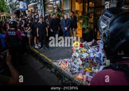 Buenos Aires, Argentinien. Oktober 2024. Liam Paynes Vater schaut auf den Altar, der zu Ehren seines Sohnes errichtet wurde, während die Fans einen Kreis mit der Polizei bilden, damit er ihn umrunden kann, ohne gestört zu werden. Geoff Payne, Liams Vater, kommt im Casa Sur Hotel in Palermo an, wo sein Sohn starb, nachdem er in der Leichenhalle gewesen war, um die Leiche zu identifizieren. Fans stellten einen Altar vor der Tür des Hotels auf, wo der junge 31-jährige Musiker sich aufhielt, um ihm zu Tribut zu zollen. (Credit Image: © Rosana Alvarez Mullner/SOPA Images via ZUMA Press Wire) NUR REDAKTIONELLE VERWENDUNG! Nicht für Commer Stockfoto