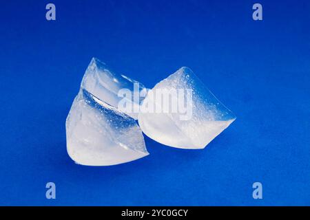 Einige Eiswürfel auf blauem Hintergrund Stockfoto