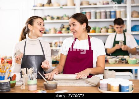 Zwei junge Frauen, die Töpferwaren in der Werkstatt herstellen Stockfoto