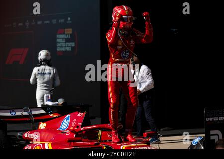 Austin, Usa. Oktober 2024. Monaco-Formel-1-Pilot Charles Leclerc von Scuderia Ferrari feiert nach dem Sieg des Formel-1-Grand Prix der Vereinigten Staaten auf dem Circuit of the Americas in Austin, Texas am Sonntag, den 20. Oktober 2024. Foto: Greg Nash/UPI Credit: UPI/Alamy Live News Stockfoto