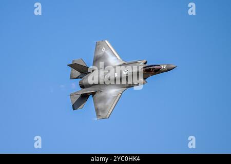 Ogden, Usa. 15. Oktober 2024. Die Pilotin des US Air Force Demonstration Teams, Major Melanie „Mach“ Kluesner, führt Luftmanöver in einem USAF F-35A Lightning II Stealth Kampfflugzeug während des Trainings auf der Hill Air Force Base am 15. Oktober 2024 in der Nähe von Ogden (Utah) durch. Quelle: Cynthia Griggs/USA Air Force/Alamy Live News Stockfoto