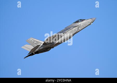 Ogden, Usa. 15. Oktober 2024. Die Pilotin des US Air Force Demonstration Teams, Major Melanie „Mach“ Kluesner, führt Luftmanöver in einem USAF F-35A Lightning II Stealth Kampfflugzeug während des Trainings auf der Hill Air Force Base am 15. Oktober 2024 in der Nähe von Ogden (Utah) durch. Quelle: Cynthia Griggs/USA Air Force/Alamy Live News Stockfoto