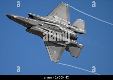 Ogden, Usa. 15. Oktober 2024. Die Pilotin des US Air Force Demonstration Teams, Major Melanie „Mach“ Kluesner, führt Luftmanöver in einem USAF F-35A Lightning II Stealth Kampfflugzeug während des Trainings auf der Hill Air Force Base am 15. Oktober 2024 in der Nähe von Ogden (Utah) durch. Quelle: Cynthia Griggs/USA Air Force/Alamy Live News Stockfoto